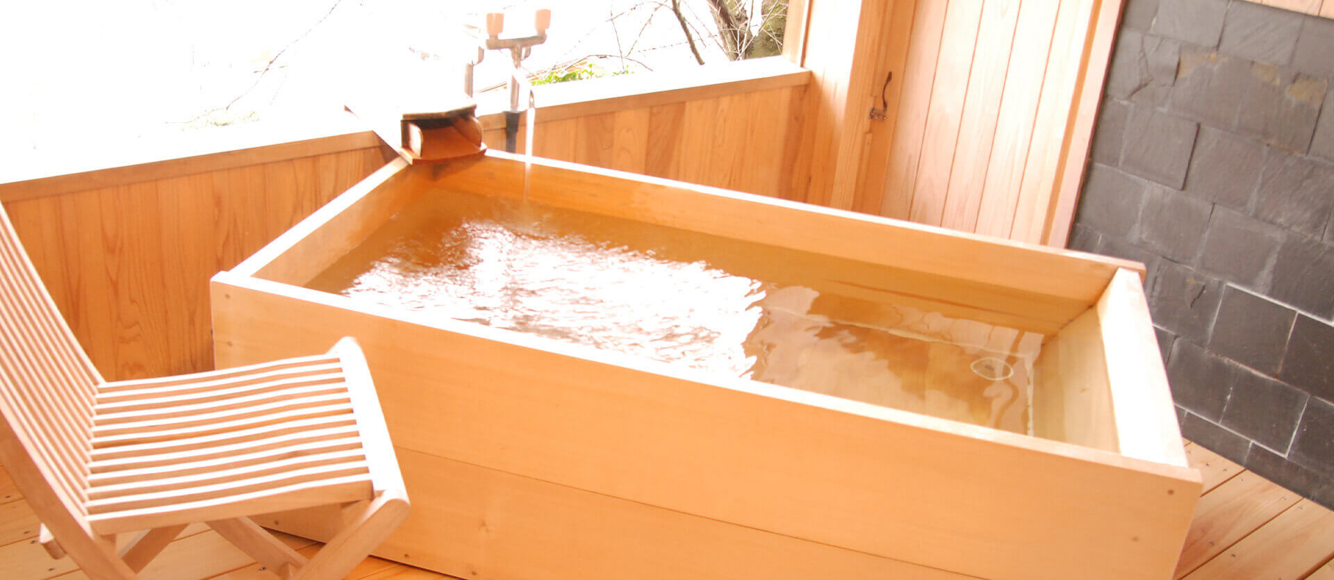 春は桜を眺めながら夏は海を一望しながら・・・人気の露天風呂付客室